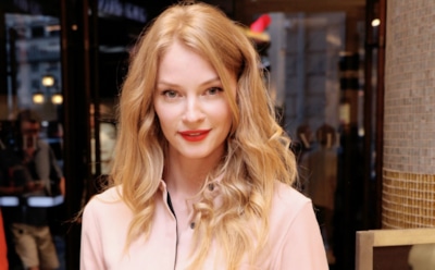 Светлана Ходченкова поразила фанатов образом роковой брюнетки