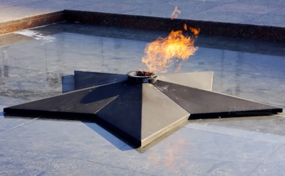 В Москве вандал устроил погром у Вечного огня на Поклонной горе