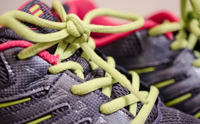 "Почему развязываются шнурки?": физики выявили причину феномена