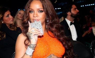 Певица Рианна выложила провокационные коллажи с участием Елизаветы II