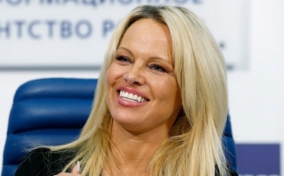 Памела Андерсон призывает Францию дать политубежище Джулиану Ассанжу