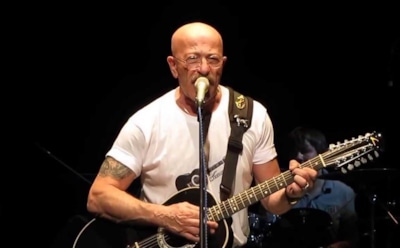 Певец Александр Розенбаум сломал три ребра на концерте в Саратове