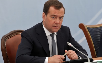 Медведев поручил повысить минимальный размер оплаты труда в РФ