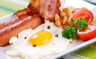 "Стоя и из квадратной тарелки": раскрыт секрет правильного завтрака