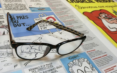 Charlie Hebdo выпустил карикатуру на Макрона и Ле Пен в виде собак