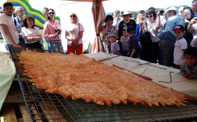 В Крыму испекли самый большой в мире чебурек весом 100 кг