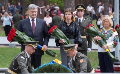 "Позор!": Порошенко освистали в  День памяти жертв политических репрессий