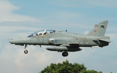 В Малайзии пропавший с радаров военный самолет потерпел крушение