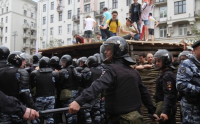 В Петербурге бойца ОМОН ударили ножом в спину на акции 12 июня