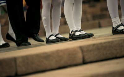 В Хабаровске опекуна обвинили в 729 изнасилованиях приемных дочек