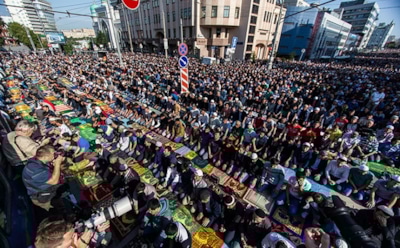 В Москве тысячи мусульман совершили намаз по случаю Ураза-байрама