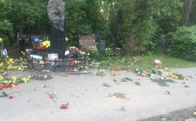 В Санкт-Петербурге вандалы разгромили могилу Виктора Цоя