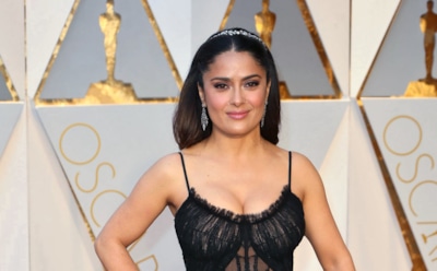 50-летняя Сальма Хайек покорила фанатов селфи топлес