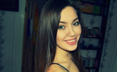 Девушка Тарасова Анастасия Костенко прячет живот под одеждой