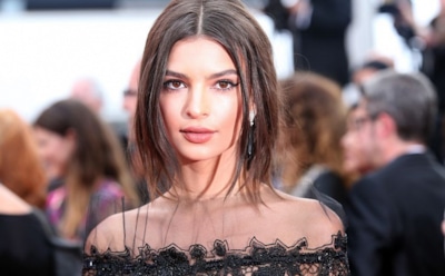 Модель Эмили Ратаковски показала новые фото с обнаженной грудью