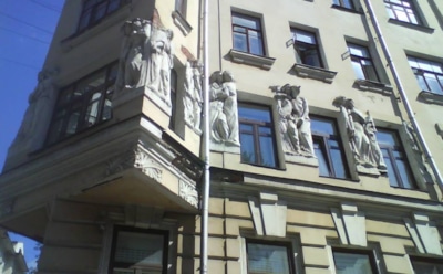 «Гоголь рухнул»: от «Дома с писателями» отвалился барельеф с писателем