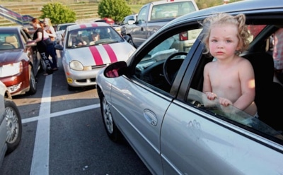 В США погибли двое детей, оставленные родными в машинах на жаре