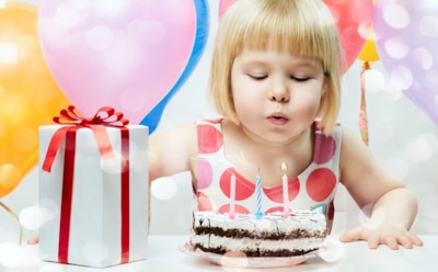 Учёные: задувать свечи на торте опасно для здоровья