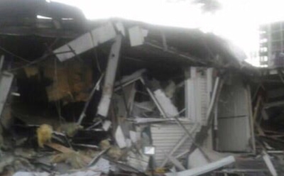 В Киеве бульдозер снес павильон фастфуда вместе с посетителями