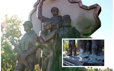 В центре Луганска взорвали памятник погибшим защитникам ЛНР
