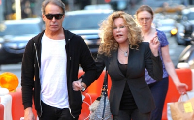 76-летняя «женщина-кошка» выходит замуж за 50-летнего дизайнера