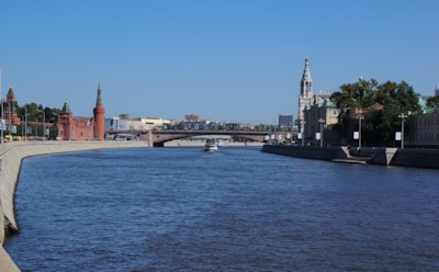 У Москвы-реки нашли десятки пакетов и коробок с человеческими останками