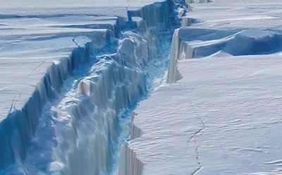 Видео отколовшегося от ледника огромного айсберга выложили в Сеть