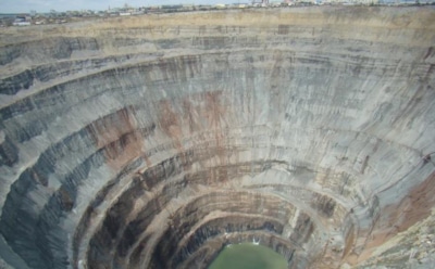 На руднике "Мир" водой затопило шахту, под землей находятся 100 человек