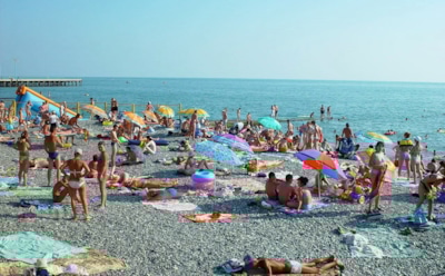 В Сочи на пляже отдыхающих залило нечистотами из канализации