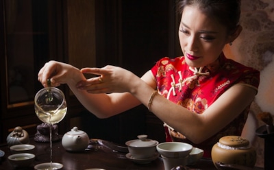 В Китае посетительницам ресторана предлагают скидку по размеру груди