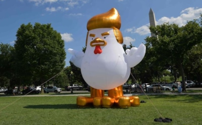 У Белого дома установили гигантского надувного цыпленка с прической Трампа