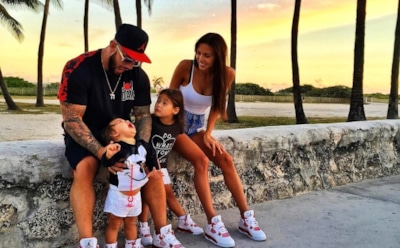 Джиган и Оксана Самойлова впервые отдыхают на море с трехмесячной дочерью