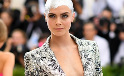 Кара Делевинь снялась в дубленке на голое тело