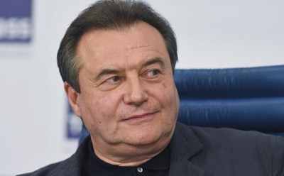 Напротив студии Алексея Учителя повесили баннер против «Матильды»