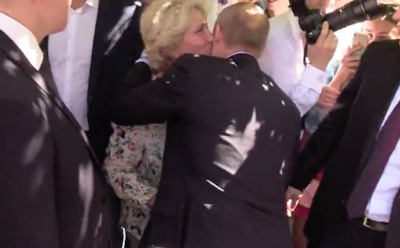 Стала известна личность незнакомки, с которой Путин целовался на Арбате