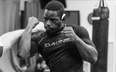 В США боец ММА Рондель Кларк скончался после нокаута