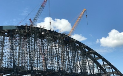 Строители начали установку железнодорожной арки Крымского моста