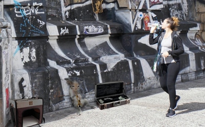 Сосущий молоко бездомный котенок стал популярным мемом