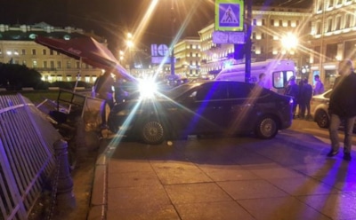 В Петербурге на Невском проспекте автомобиль въехал в толпу пешеходов