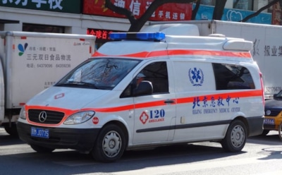 В Китае женщина по дороге из магазина родила ребенка прямо на улице