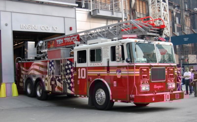 В Австралии гонщик облил зрителей горящим бензином