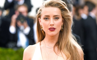 Эмбер Херд опубликовала фото топлес в бассейне