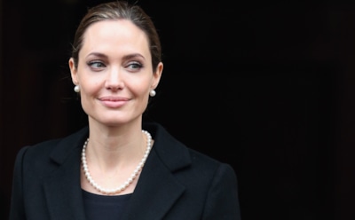 Анджелина Джоли вышла в свет в откровенном платье