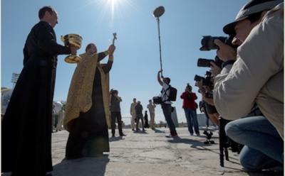 NASA сняло благословляющего ракету православного батюшку