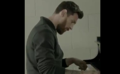 Месси исполнил гимн Лиги чемпионов на фортепиано