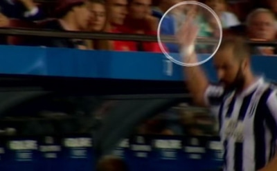 Звезда «Ювентуса» показал средний палец фанатам «Барселоны»