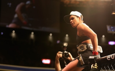 Бразильянка подарила победившей рак фанатке чемпионский пояс UFC