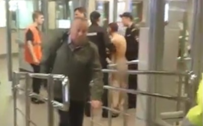 В Петербурге на станцию метро пытался пройти голый мужчина