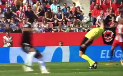 В Испании футбольный судья увернулся от мяча в стиле «Матрицы»