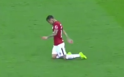 В Бразилии футболист прополз на коленях через все поле после матча